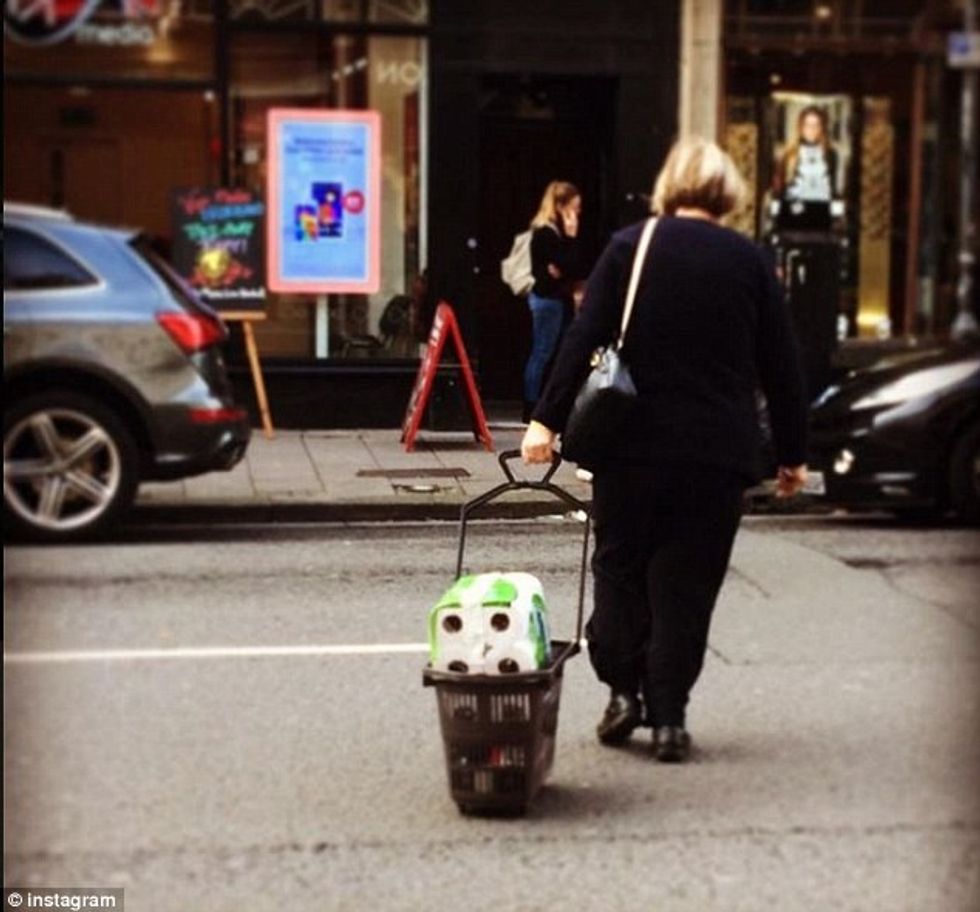 Në mungesë të qeses bleresit i bartin mallrat ne menyra te ndryshme foto 5