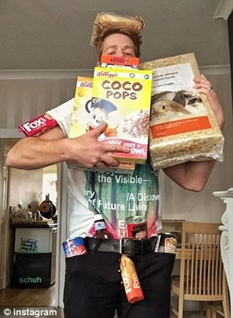 Në mungesë të qeses bleresit i bartin mallrat ne menyra te ndryshme foto 7