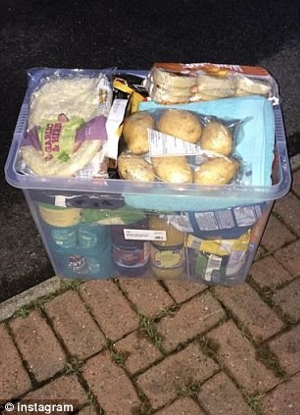 Në mungesë të qeses bleresit i bartin mallrat ne menyra te ndryshme foto 9