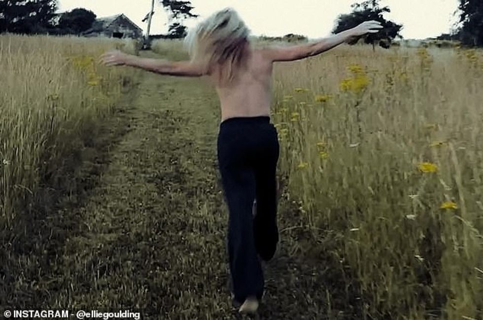 Në një foto, Ellie preu një figurë të pakujdesshme teksa vrapoi nëpër qendër të fushës me të dy krahët e shtrirë.