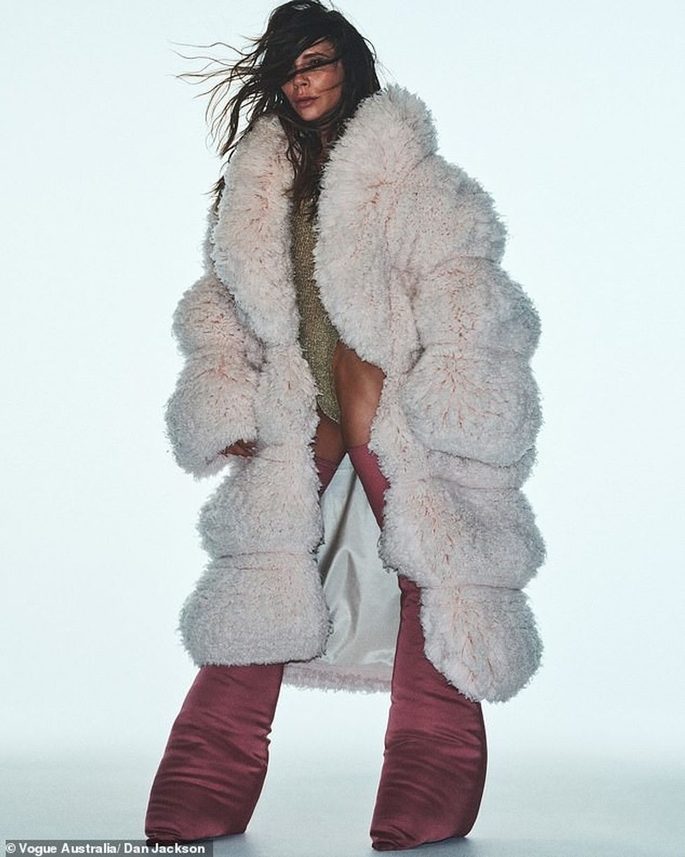 Në një foto tjetër, Victoria kishte veshur një pallto të bardhë leshi, një trup me ngjyrë ulliri dhe një palë çizme të çuditshme në ngjyrë burgundy deri në kofshë.