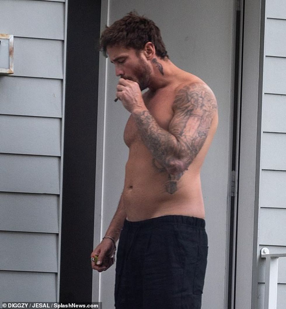 Në një intervistë të re, Victoria, 42, pohoi se ish-lojtari i regbisë shpërtheu 600 £ në muaj për drogën (foto në maj 2024)