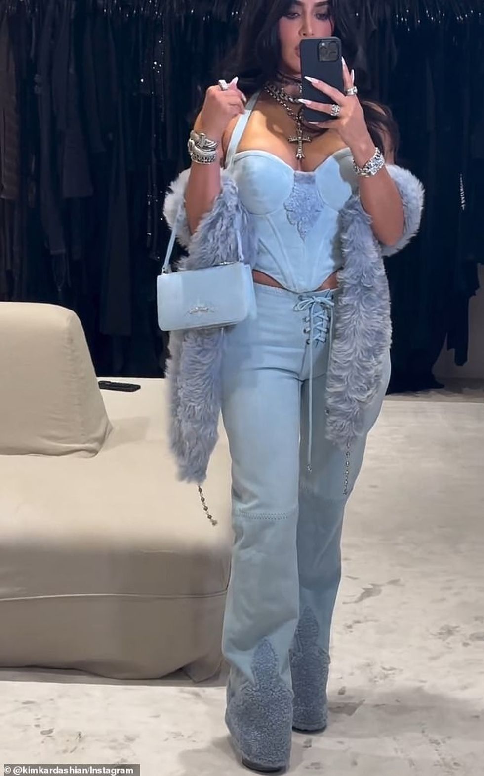Në një klip të ngarkuar nga Kim, ajo mund të shihet duke bërë një video të shpejtë selfie në pasqyrimin e një pasqyre brenda dollapit të saj të gjerë.