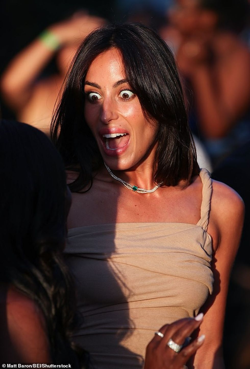 Në një moment, Ines bëri një buzëqeshje të emocionuar teksa kaloi rrugët me një person tjetër në premierë.