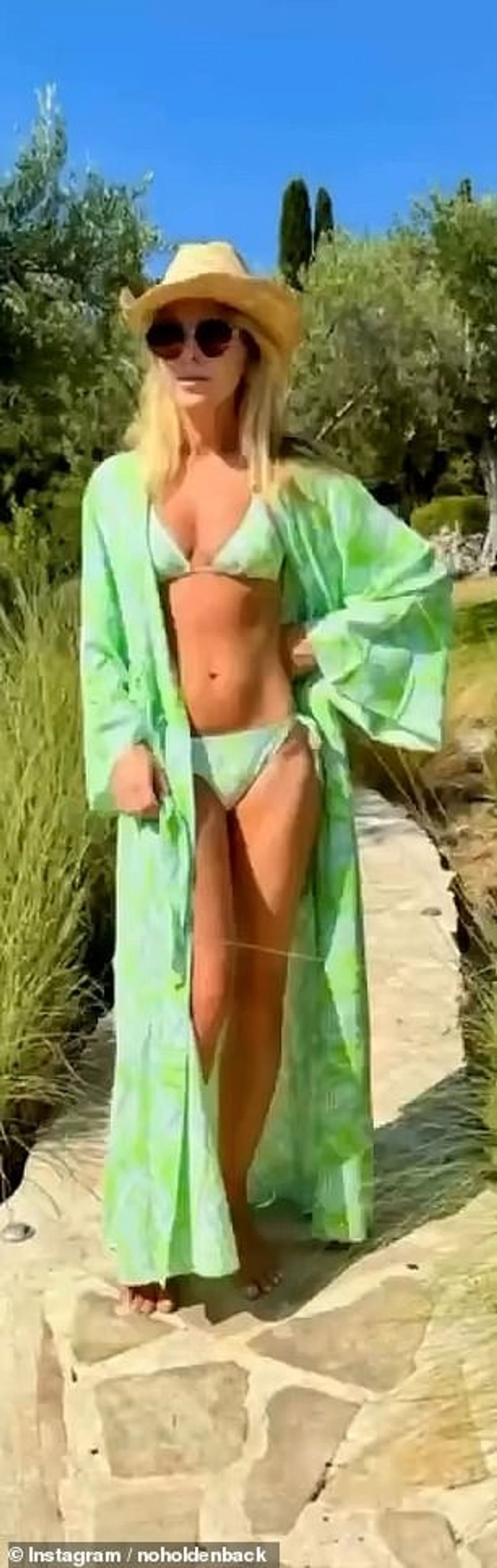 Në njërën prej xhirimeve ajo kishte veshur një kaftan të ngjashëm të cilin e lidhi anash