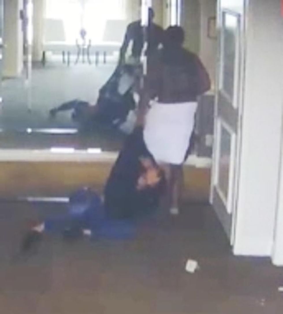 Në pamje, Diddy shihet duke e tërhequr zvarrë Cassie në dhomën e tyre të hotelit pasi ka mbledhur çantat e saj.