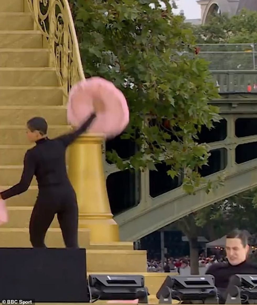 Në pamjet e BBC Sport, ai shihet duke shkelmuar këmbën në ajër para se të bjerë mbrapa dhe jashtë pamjes pas një altoparlanti teksa ulet në shpinë.