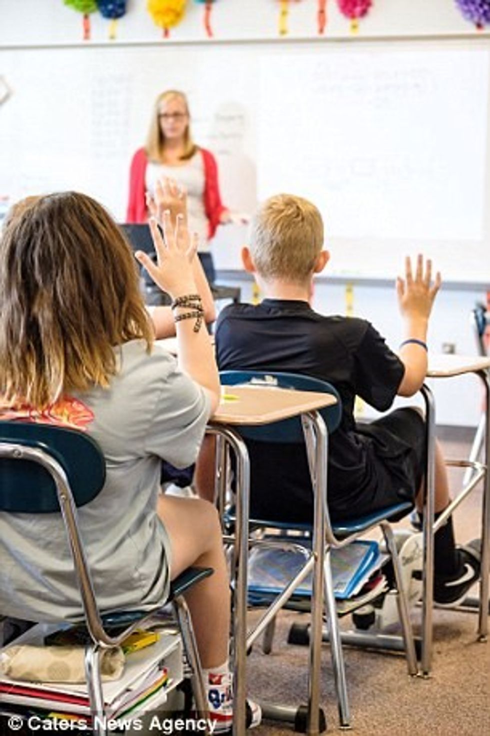 Në përpjekje që të shtohet koncentrimi nxenesve iu vendosen pedale poshte tavolines foto 5
