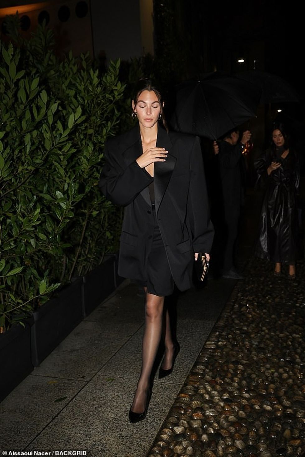 Në përputhje me pamjet e tyre të stilit të biznesit dhe rastësor, Vittoria veshi një jelek të zi të tejdukshëm të zhytur në një fund laps me bel të lartë