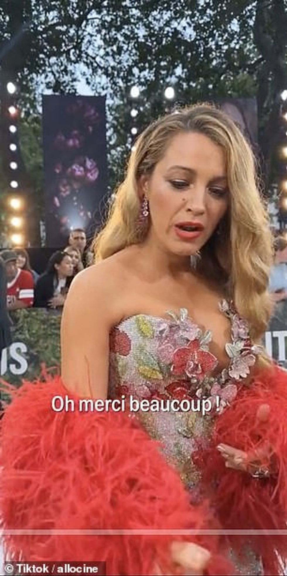 Në shfaqjen e filmit në Mbretërinë e Bashkuar më 8 gusht, 36-vjeçarja Gossip Girl vazhdoi të mbante bizhuteri sepse nuk përputhej me veshjen e saj.