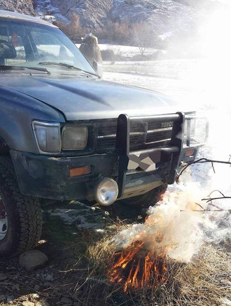 Në Skrapar kanë gjetur mënyrë të veçantë per te nxehur veturen e bllokuar nga te ftohtet foto 2