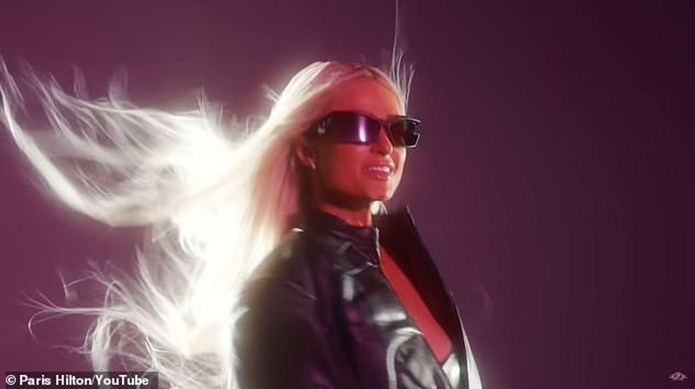 Në të, trashëgimtarja e hotelit, 43 vjeç, vesh disa veshje të pakta ¿ dhe asgjë fare ¿ ndërsa ajo lëviz dhe shkon në ritmin elektronik të kërcimit