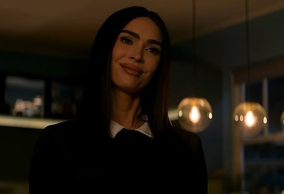 Në trailer, Fox luan një nga shumë robotët e veshur në mënyrë konservatore në një sallë ekspozite, ku një zë thotë se ajo është 'AI më i sofistikuar në planet'