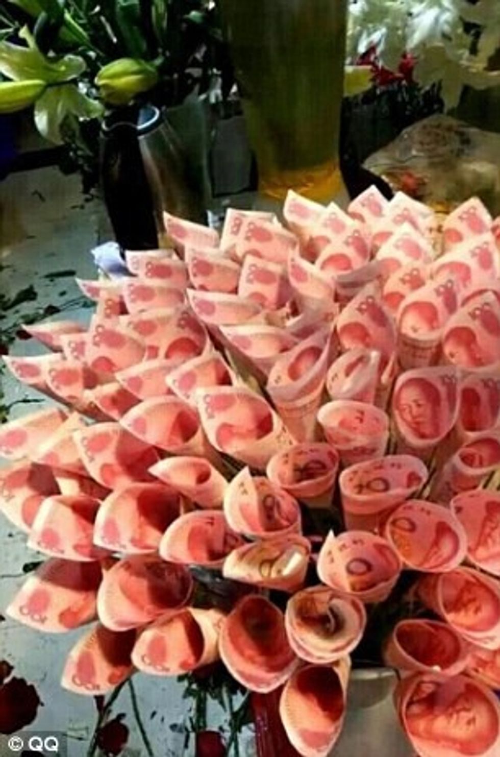 Në vend të luleve i dergoi buqeten ne vlere te 1400 eurove foto 3