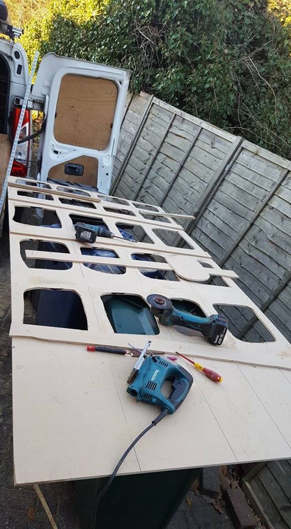 ne-vend-te-nje-dhurate-punoi-per-gruan-nje-dollap-dhe-e-mbushi-me-dhurata-foto-2