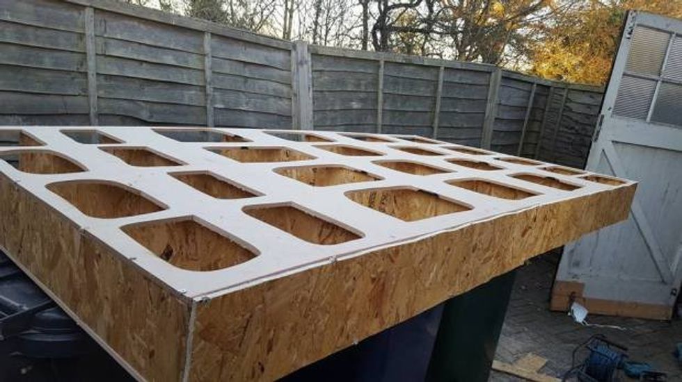 ne-vend-te-nje-dhurate-punoi-per-gruan-nje-dollap-dhe-e-mbushi-me-dhurata-foto-3