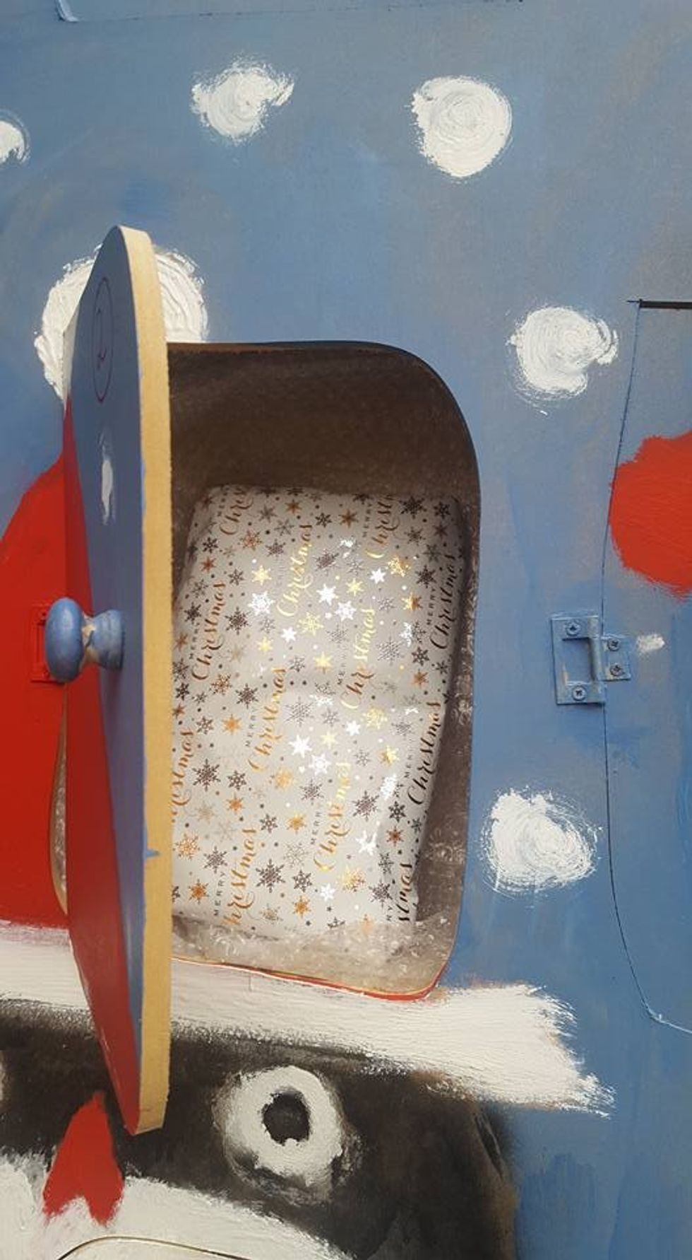 ne-vend-te-nje-dhurate-punoi-per-gruan-nje-dollap-dhe-e-mbushi-me-dhurata-foto-4