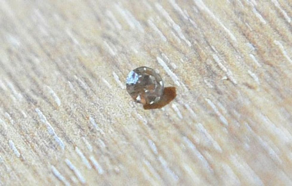 Në vezën e zier gjeti një diamant foto 2