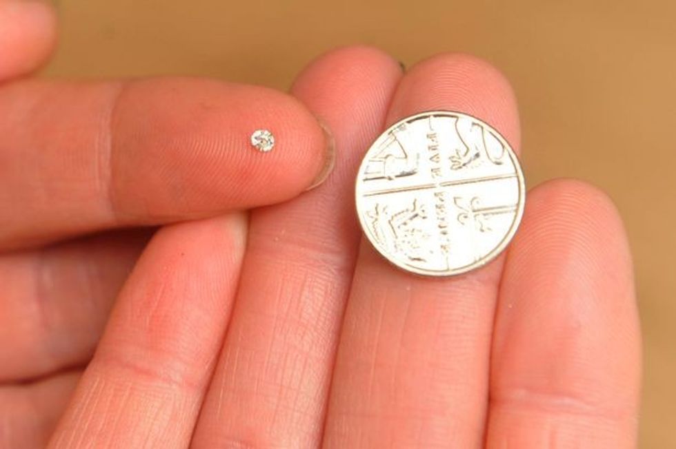 Në vezën e zier gjeti një diamant foto 3