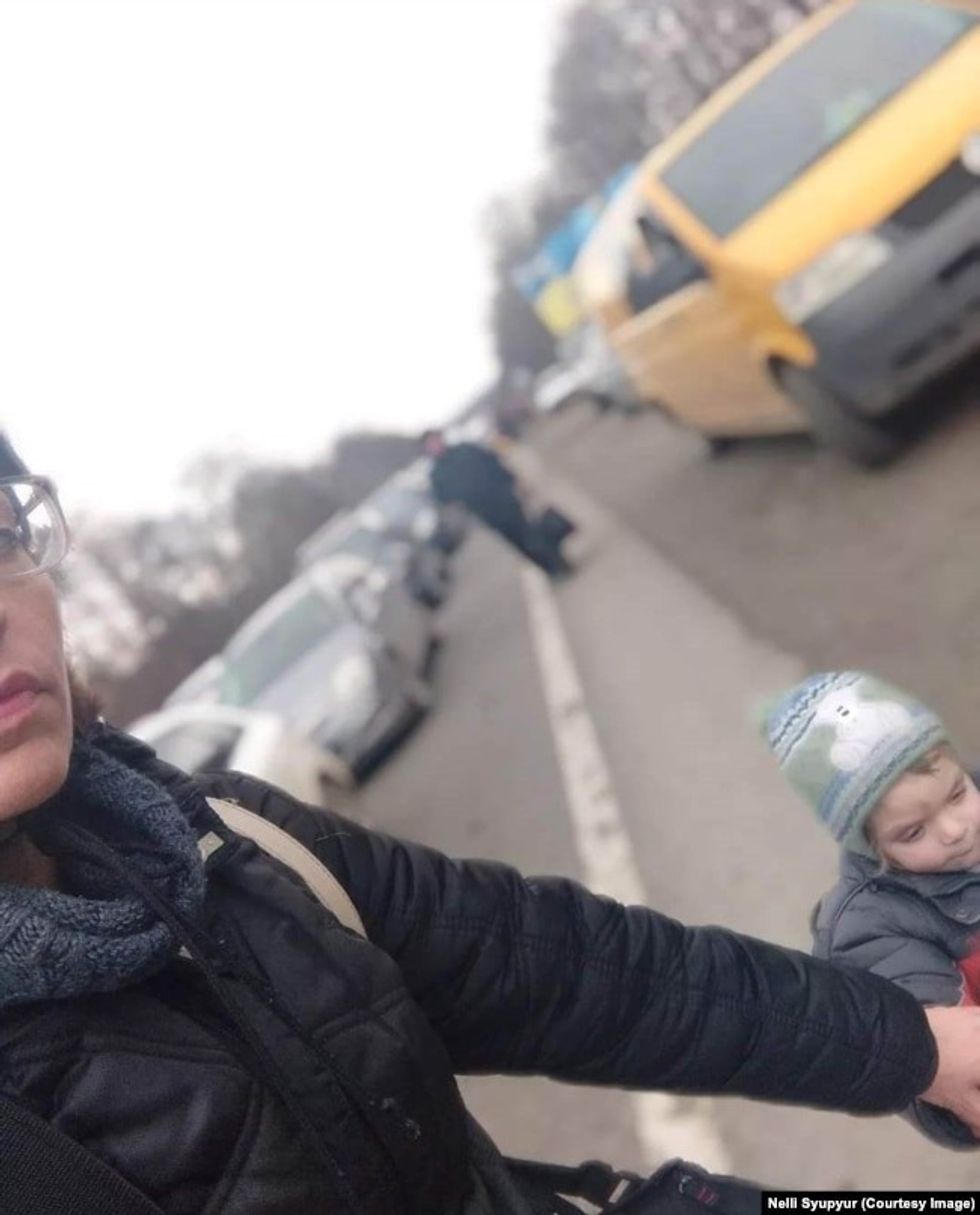 Nelli Syupyur dhe djali i saj rrugës për t’u larguar nga Ukraina në shkurt të vitit 2022.