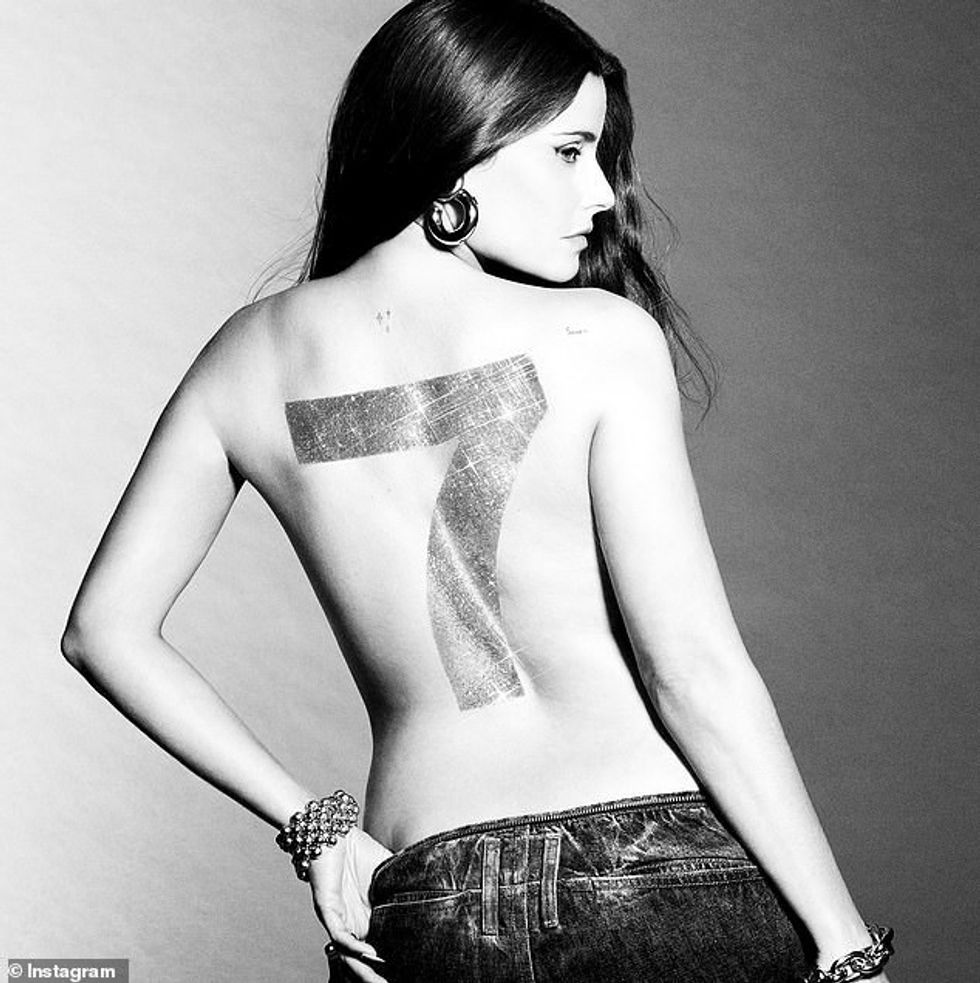 Nelly Furtado, 45, njoftoi albumin e saj të ri, 7, në Instagram të enjten - dhe doli topless ndërsa pozonte në kopertinën bardh e zi për LP-në e ardhshme.