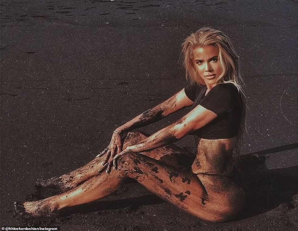 Nëna e dy fëmijëve - ajo ka True dhe Tatum me ish-Tristan Thompson - ndau disa foto pinup-bombë të saj.