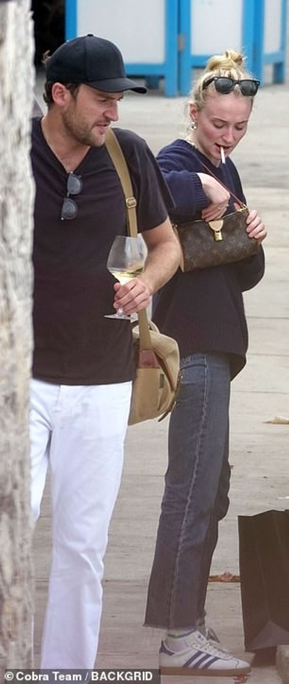 Nëna e dy fëmijëve përqafoi bukurinë e saj natyrale teksa u shfaq e zhveshur ndërsa flokët e saj bionde ishin tërhequr në një topuz të lartë