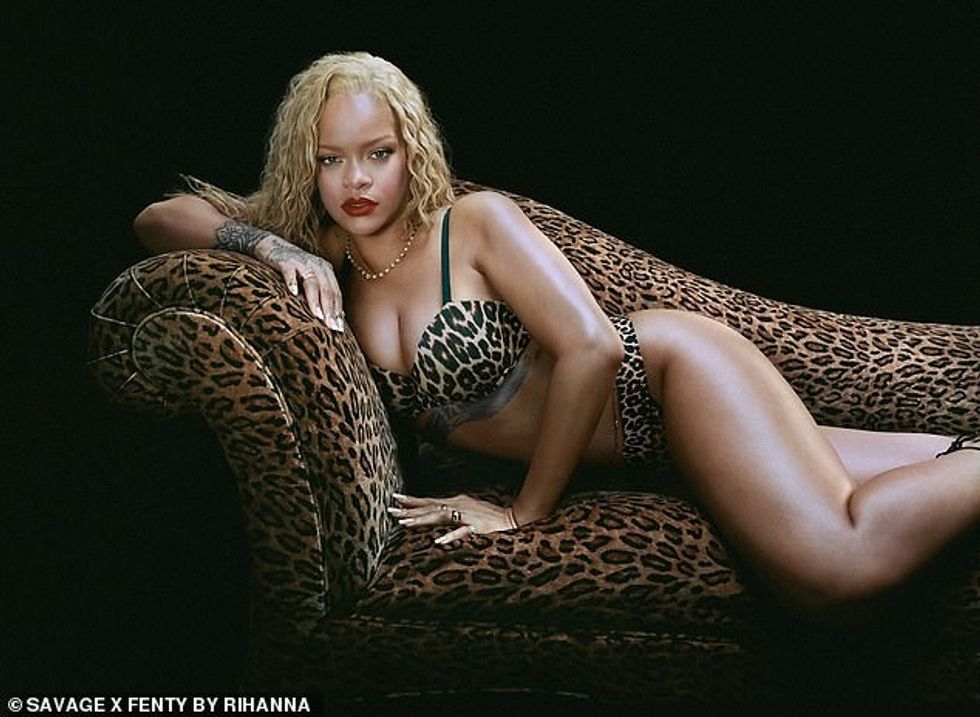 Nëna e dy fëmijëve u gëzua me printe leopardi teksa shfaqte koleksionin e saj të ri