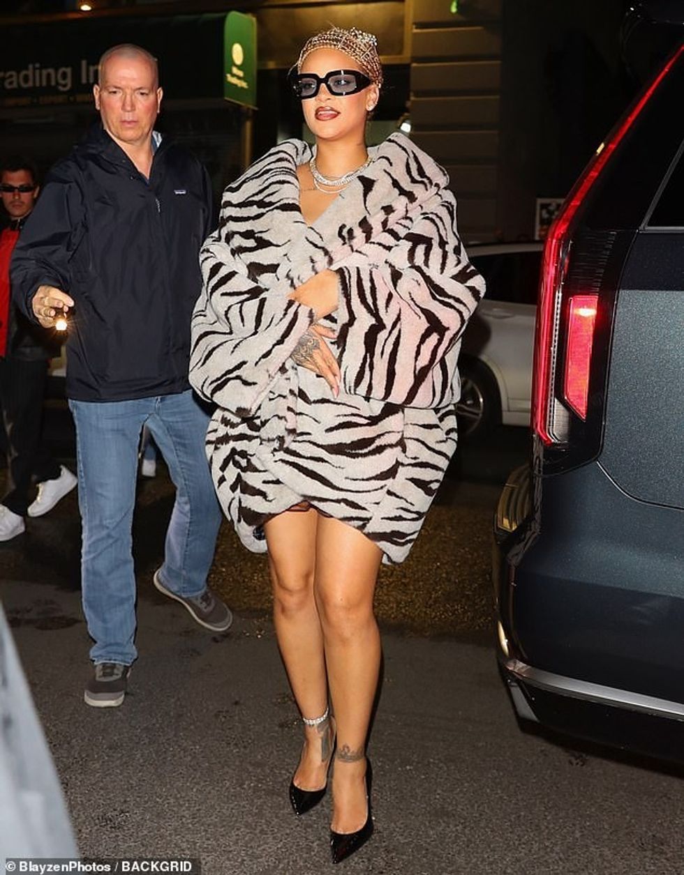 Nëna e dy fëmijëve u vesh për këtë rast me një minifustan me bukë, i cili fshihej nga një xhaketë me vija zebër që i ndalonte disa centimetra mbi gjunjë