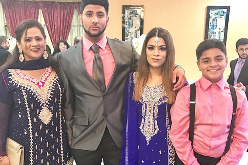 Nëna e inatosur me të bijën sepse e largoi nga fotografia foto 2