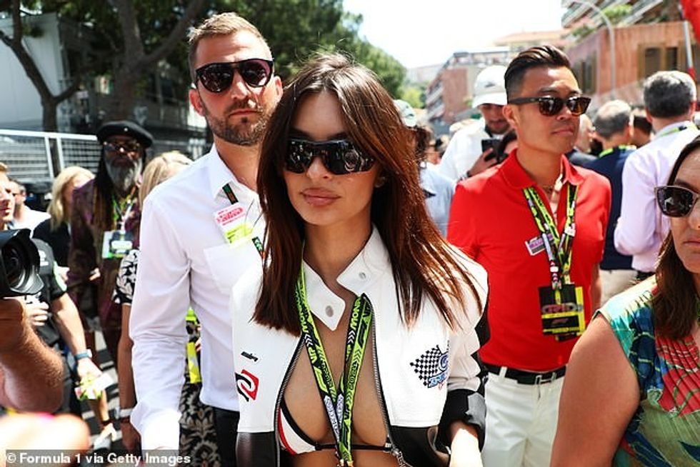 Nëna e një fëmije gjithashtu mbrojti sytë nga shkëlqimi i diellit pas një palë syze dielli të zeza të mëdha.