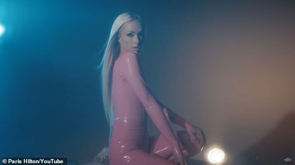 Nëna e Phoenix, 18 muajsh dhe e bija London, tetë muajshe, me bashkëshortin Carter Reum 43, shkëlqenin me një fustan të ngushtë dhe me shkëlqim rozë të lehtë, në pika të ndryshme të videos.