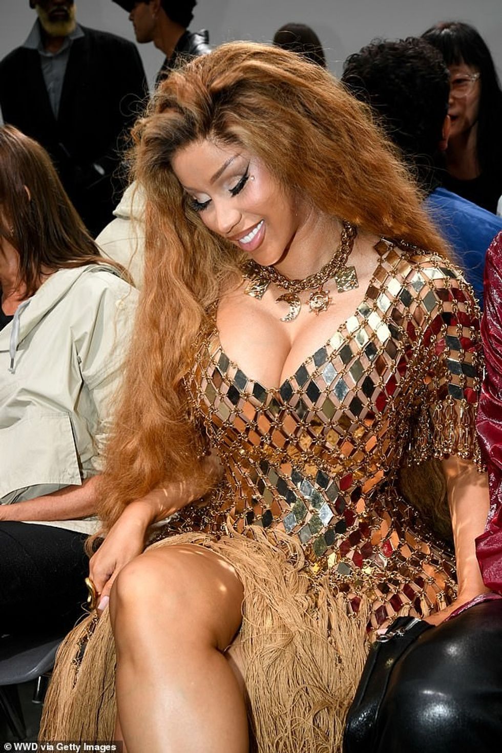 Nëna e tre fëmijëve tregoi dekoltenë e saj të bollshme në fustanin që kishte detaje me thekë dhe një reflektim të pasqyruar