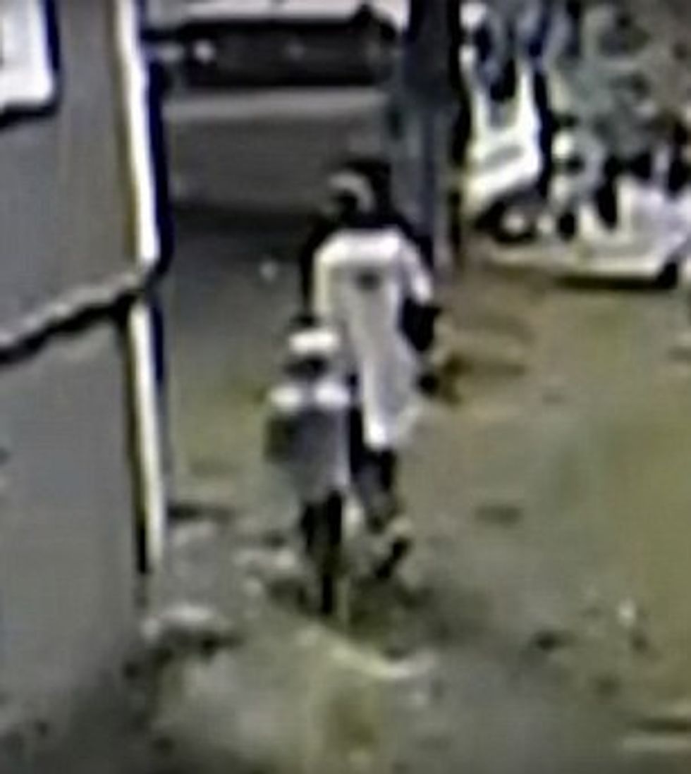 Nëna që po shëtiste të birin u vra nga nje objekt metali qe u hodh nga ballkoni foto 2