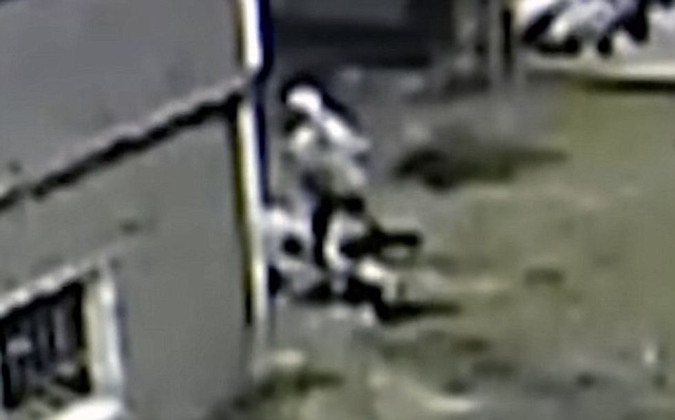 Nëna që po shëtiste të birin u vra nga nje objekt metali qe u hodh nga ballkoni foto 3