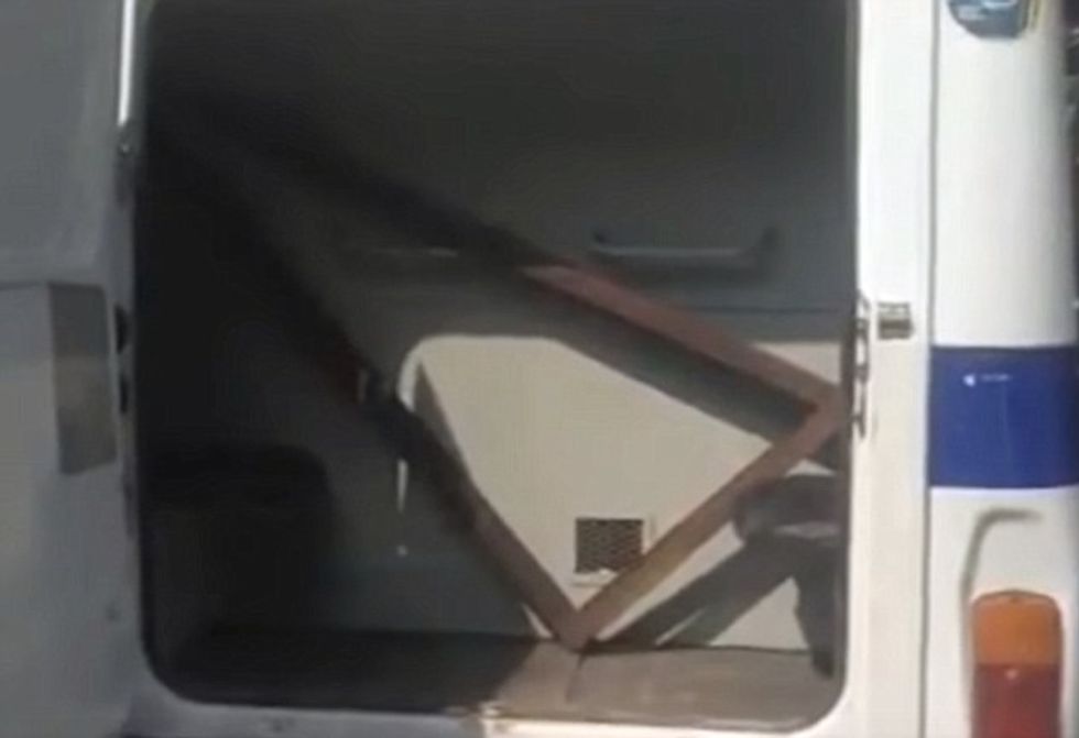 Nëna që po shëtiste të birin u vra nga nje objekt metali qe u hodh nga ballkoni foto 4