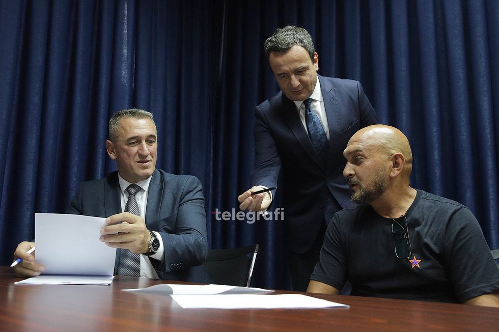 Nenad Rashiq dhe Albin Kurti nenshkruajne kontraten me perfituesit per perkrahjen e bizneseve foto Ridvan Slivova 5 1