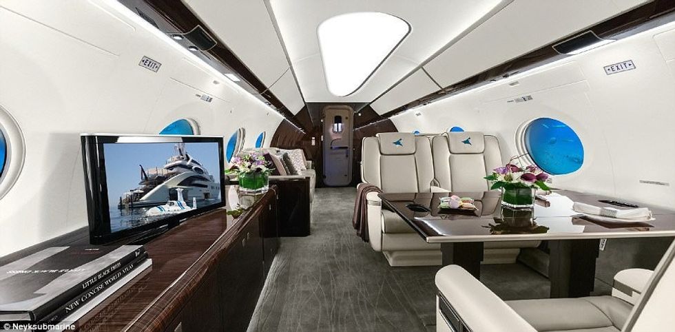 Nëndetësja luksoze për 20 persona qe mund te zhytet deri ne 500 metra thellesei foto 4