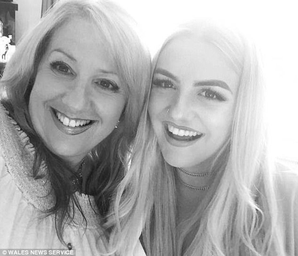 Nënë e bijë diplomojnë në të njëjtën ditë shumica i ngaterrojne per motra foto 2