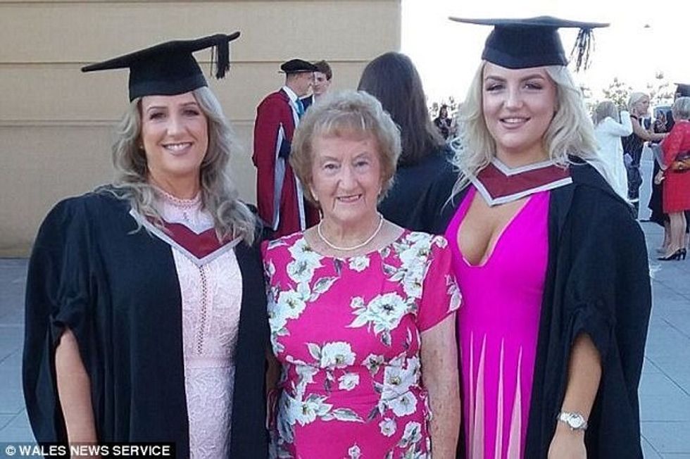 Nënë e bijë diplomojnë në të njëjtën ditë shumica i ngaterrojne per motra foto 3