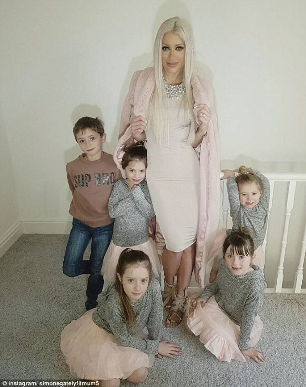 Nënës me linja të përkryera nuk po i besojne qe ka lindur pese femije brenda gjashte vitesh foto 4