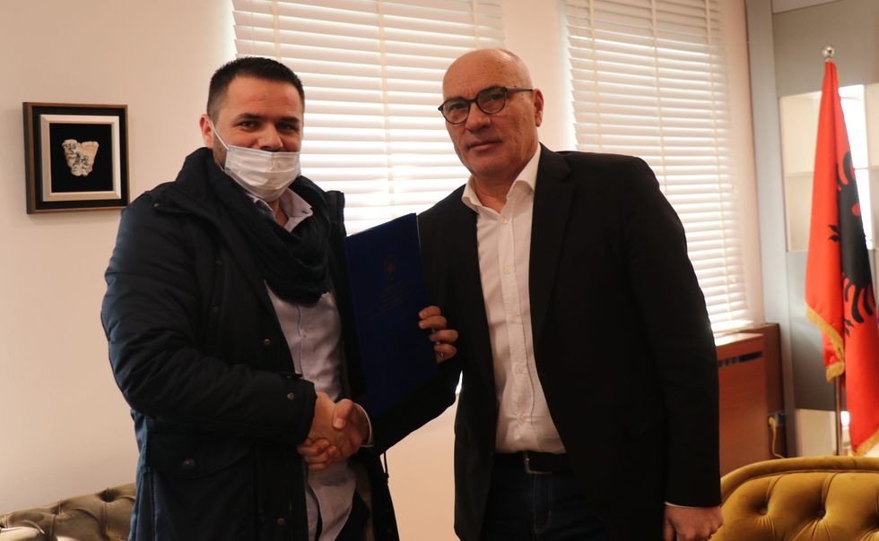 nenshkrimi me kryeshefin trainkos2 scaled