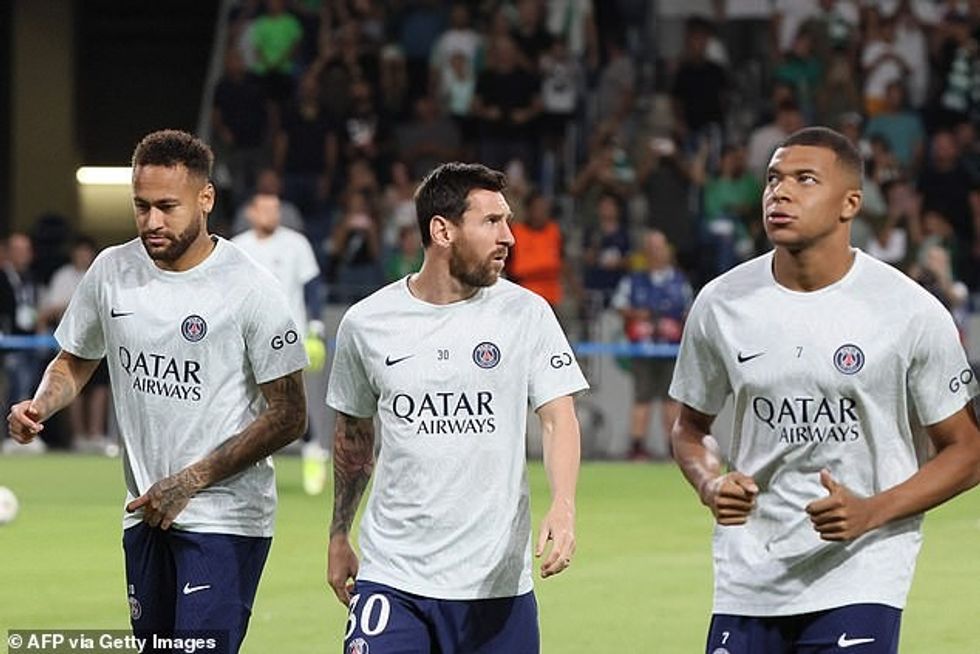 Neymar (L) ka rrezikuar të zemërojë Kylian Mbappe (R) me një mesazh për Lionel Messin (në qendër)