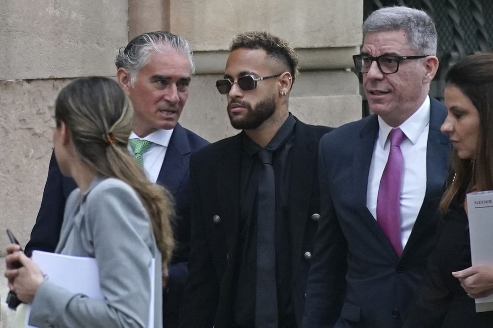 Neymar mbërriti në gjykatë të hënën në mëngjes për t'u përballur me akuzat për korrupsion