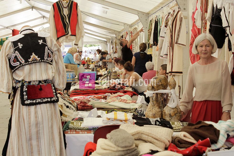 nga Ministria e Diaspores - Panairi - punime artizanale veshje kombetare dhe ushqime tradicionale - foto Ridvan Slivova (2)