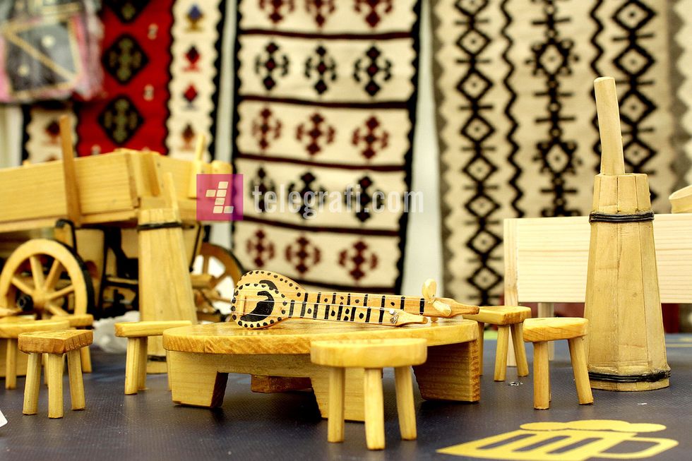 nga Ministria e Diaspores - Panairi - punime artizanale veshje kombetare dhe ushqime tradicionale - foto Ridvan Slivova (6)