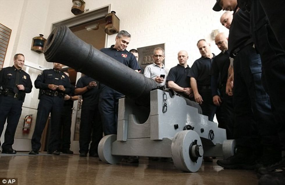 Nga shtrati i lumit u nxorën armë vetura dhe vepra arti foto 6