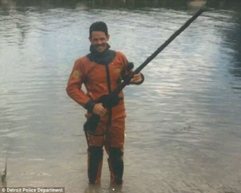 Nga shtrati i lumit u nxorën armë vetura dhe vepra arti foto 7