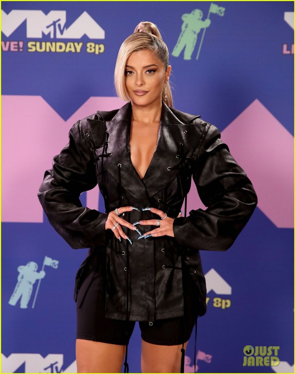 nicole richie bebe rexha 2020 vmas 05