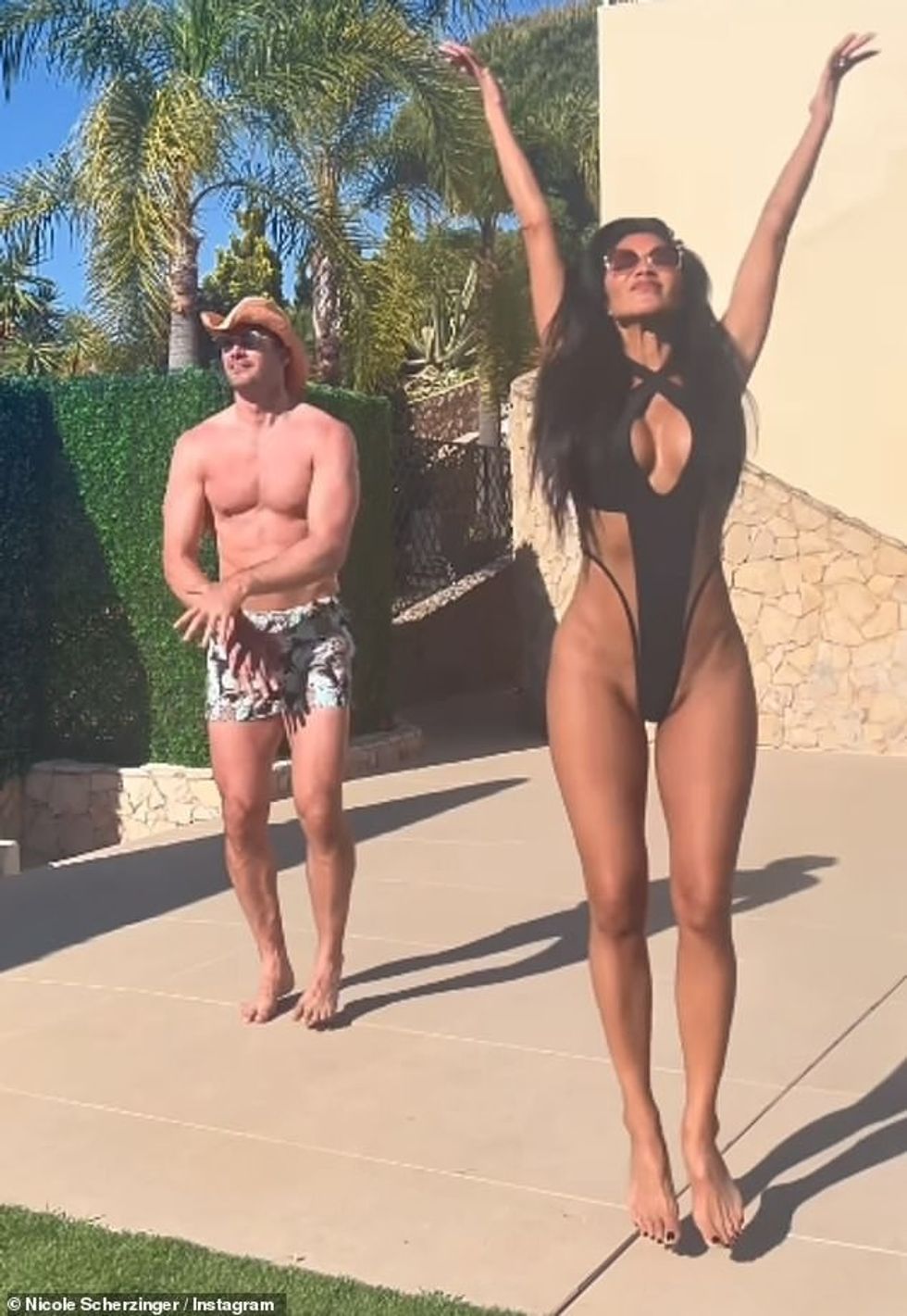 Nicole Scherzinger, 45 vjeç, i tërboi fansat teksa rrëshqiti në një rroba banje të egër për një tjetër video vallëzuese argëtuese me të fejuarin Thom Evans, 39, mes arratisjes së tyre plot diell të dielën.
